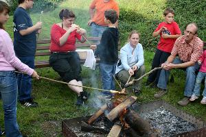 Bild: Da konnten die Kinder nicht genug davon bekommen: Stockbrot überm Lagerfeuer
