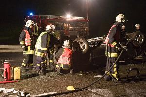 Bild: Die Feuerwehr leuchtete die Einsatzstelle aus und sicherte die Unfallstelle