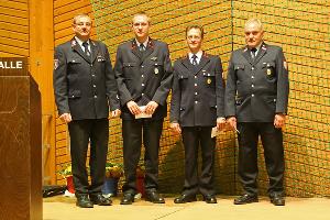 Bild: Sie erhielten für einhundertprozentigen Übungsbesuch im vergangenen Jahr ein kleines Dankeschön: Stefan Woll, Peter Jochum und Herbert Hahn