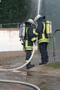 Bild: Löschangriff am Stallungsgebäude auf dem Rosenhof