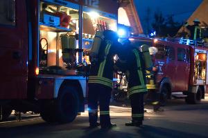 Bild: Ausrüsten eines Trupps mit Atemschutzgeräten. Besonders in der Dunkelheit muss jeder Handgriff sitzen