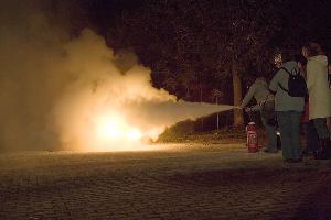 Bild: Keine Angst vorm Feuer: Der Einsatz eines Feuerlöschers konnte real geübt werden