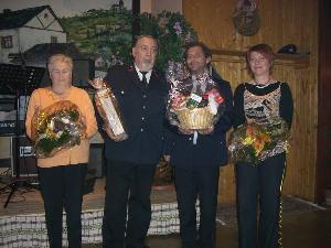 Bild: Alterswehrkamerad Willi Provo und Uwe Schulz wurden für Ihr besonderes Engagement für das kultuelle, kameradschaftliche Zusammenleben im Löschbezirk Dirmingen geehrt. (Foto: Markus Detzler)