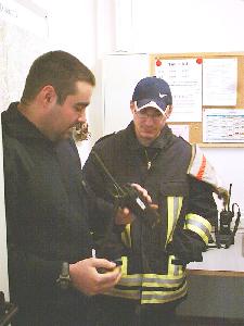 Bild: Funkwart Nico Eberhardt erklärt dem Wehrmann Sascha Woll ein Funkgerät.