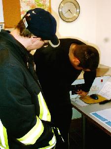 Bild: Funkwart Nico Eberhardt erklärt das Funkgerät im Funkraum des Gerätehauses.