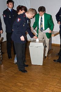 Bild: In geheimer Wahl bestätigten die Feuerwehrmitglieder die bisherige Wehrführung im Amt