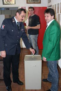 Bild: Auch Gemeindewehrführer Hermann Josef Recktenwald gab als Mitglied des Löschbezirks Eppelborn seine Stimme ab