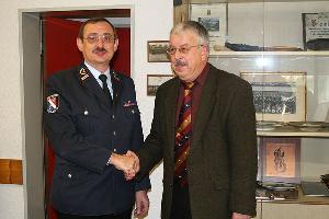 Bild: Gemeindewehrführer Hermann Josef Recktenwald gratulierte dem alten und neuen Löschbezirksführer Felix Becker (rechts) zur Wahl