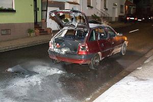 Bild: Das Fahrzeug wurde bei der Explosion erheblich beschädigt, der Fahrer wie durch ein Wunder nur leicht verletzt.