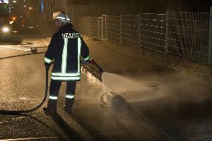 Bild: Die Gasflasche wurde aus dem Fahrzeug geborgen und mit Wasser gekühlt