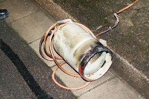 Bild: Die Gasflasche selbst explodierte zum Glück nicht, wurde aber durch die Hitze in Mitleidenschaft gezogen