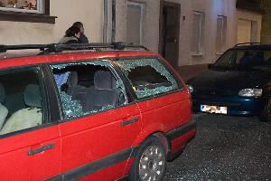 Bild: Auch umstehende Autos wurden durch die Wucht der Explosion beschädigt