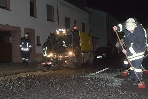 Bild: Mit einer Kehrmaschine des Gemeindebauhofes wurden die Trümmerteile und Glasscherben, die auf einer Länge von gut 50 Metern verstreut waren, beseitigt