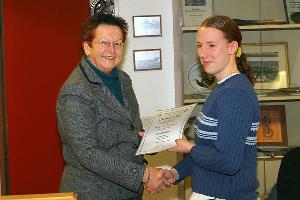 Bild: Elfriede Groß gratulierte Michaela Hoffmann stellvertretend für Bürgermeister Fritz-Hermann Lutz zur Übernahme in die Einsatzabteilung der Feuerwehr