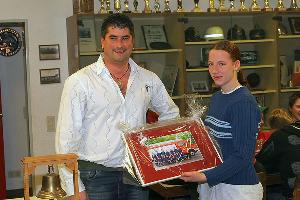 Bild: Michaela Hoffmann erhielt von Jugendbetreuer Markus Leidinger ein Abschiedsgeschenk als Andenken in ihre Jugendfeuerwehrzeit