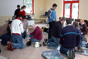 Bild: Nicht nur theoretisch wurde der Lerninhalt vermittelt, auch in praktischen Übungen waren die Teilnehmer gefordert