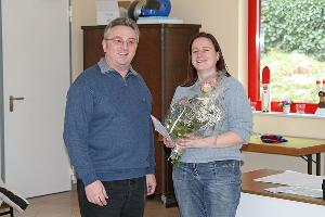 Bild: Gemeindejugendbetreuer Karl Paul dankte der Ausbilderin Claudia Schorr vom DRK Eppelborn für den gelungenen Lehrgang