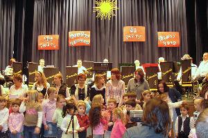 Bild: Ein Chor der Kindergartenkinder sang zum Beginn des Benefizkonzertes ein Frühlingslied (Foto: Saaravanka)