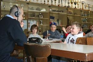 Bild: Christian Holz spielte mit den Kindern den Notruf durch
