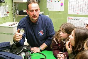 Bild: In der Atemschutzwerkstatt: Gerätewart Jochen Couturier zeigt die Atemschutzgeräte, die die Feuerwehrleute bei einem Feuer mit Atemluft versorgen