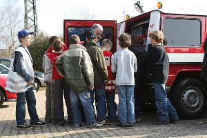 Bild: Löschbezirksführer Felix Becker zeigt die Beladung des Einsatzleitwagens