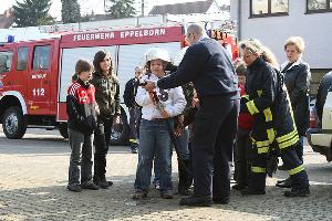 Bild: Wasser marsch! Einmal selbst Feuerwehrmann zu sein und mit dem Schlauch Wasser zu spritzen machte den Kinder einen Riesenspaß