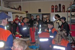 Bild: Besuch in der Werkstatt. Hier werden Feuerlöscher nach dem Einsatz wieder flott gemacht