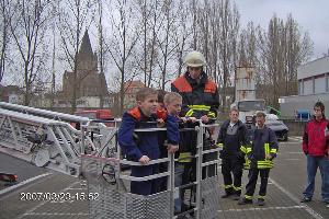 Bild: Ganz sicher der Höhepunkt der Besichtigung: Die Fahrt mit der Drehleiter in luftige Höhen