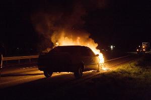 Bild: Der Fahrer konnte sein Fahrzeug noch rechtzeitig auf dem Standstreifen anhalten und sich in Sicherheit bringen
