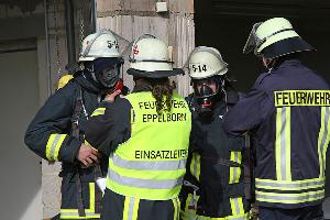 Bild: Um in die stark verqualmten Räume vorzudringen, mussten sich die Einsatzkräfte trotz der sommerlichen Temperaturen mit Atemschutzgeräten ausrüsten