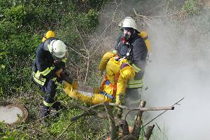 Bild: Zum Glück nur eine Übungspuppe: Ein Trupp hat die vermisste Person gefunden und ins Freie gebracht