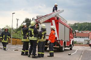 Bild: Entnahme der Schiebleiter vom Tanklöschfahrzeug