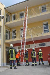 Bild: Aufbau der Schiebleiter: Im Ernstfall muss es sehr schnell gehen, um zu den Bewohnern im Obergeschoss vorzudringen