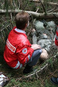 Bild: Eine vermisste Person wurde gefunden und von Helfern des DRK erstversorgt