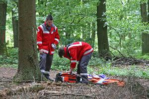 Bild: Bereit für den Einsatz: Mit Rettungsrucksack und Trage ins unwegsame Gelände