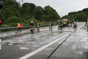 Bild: Über eine Länge von mehr als 40 Metern war die Fahrbahn mit Betriebsstoffen verschmutzt