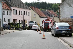 Bild: Die Feuerwehr beseitigte ausgelaufenes Öl, das auch in einen Kanaleinlaufschacht gelaufen war