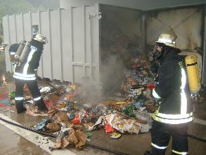 Bild: Ablöschen der glimmenden Reste