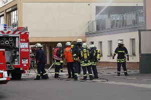 Bild: Ein Großaufgebot an Hilfskräften war an der Heldenrechhalle in Sotzweiler im Einsatz (Foto: Feuerwehr Lebach)