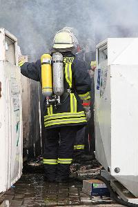 Bild: Wegen der starken Rauchentwicklung mussten sich die Einsatzkräfte mit Atemschutzgeräten ausrüsten