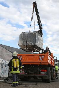 Bild: Mit einem LKW wurden die Container zum Gemeindebauhof transportiert, wo sie geöffnet und noch brennende Papierreste gelöscht wurden