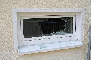 Bild: Durch dieses Fenster versuchten die Täter, in das Gebäude einzudringen