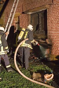 Bild: Nachlöscharbeiten unter Atemschutzeinsatz