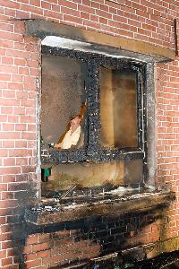 Bild: Mit welcher Intensität das Feuer brannte,lässt sich an dem verkohlten Fensterrahmen erkennen