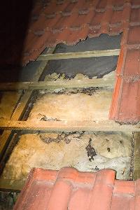 Bild: Die im Dachbereich durch die Hitzeeinwirkung geschmolzene Folie der Dacheindeckung