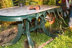 Bild: Keine moderne Kunst: Schäden durch die Hitzeeinwirkung an einem Gartentisch