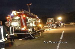 Bild: Der Löschbezirk Eppelborn war mit drei Einsatzfahrzeugen und 22 Mann im Einsatz (Foto: Thorsten Kremers)
