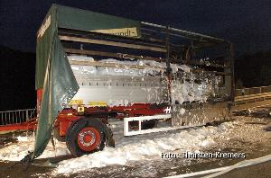 Bild: Der Anhänger wurde durch das Feuer erheblich beschädigt (Foto: Thorsten Kremers)