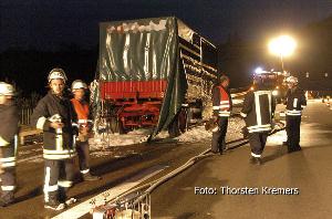 Bild: Die Feuerwehr setzte zur Brandbekämpfung auch Löschschaum ein (Foto: Thorsten Kremers)
