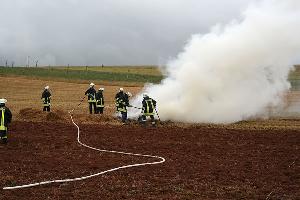 Bild: Warum der Heuballen bei dem regnerischen Wetter brennen konnte, ist ungeklärt